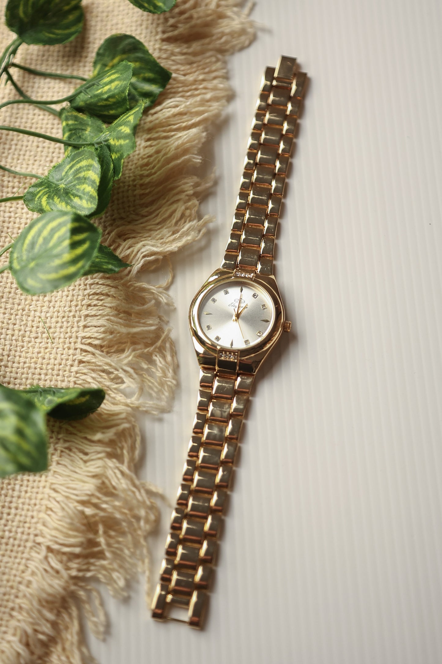 Elegance Round Gold