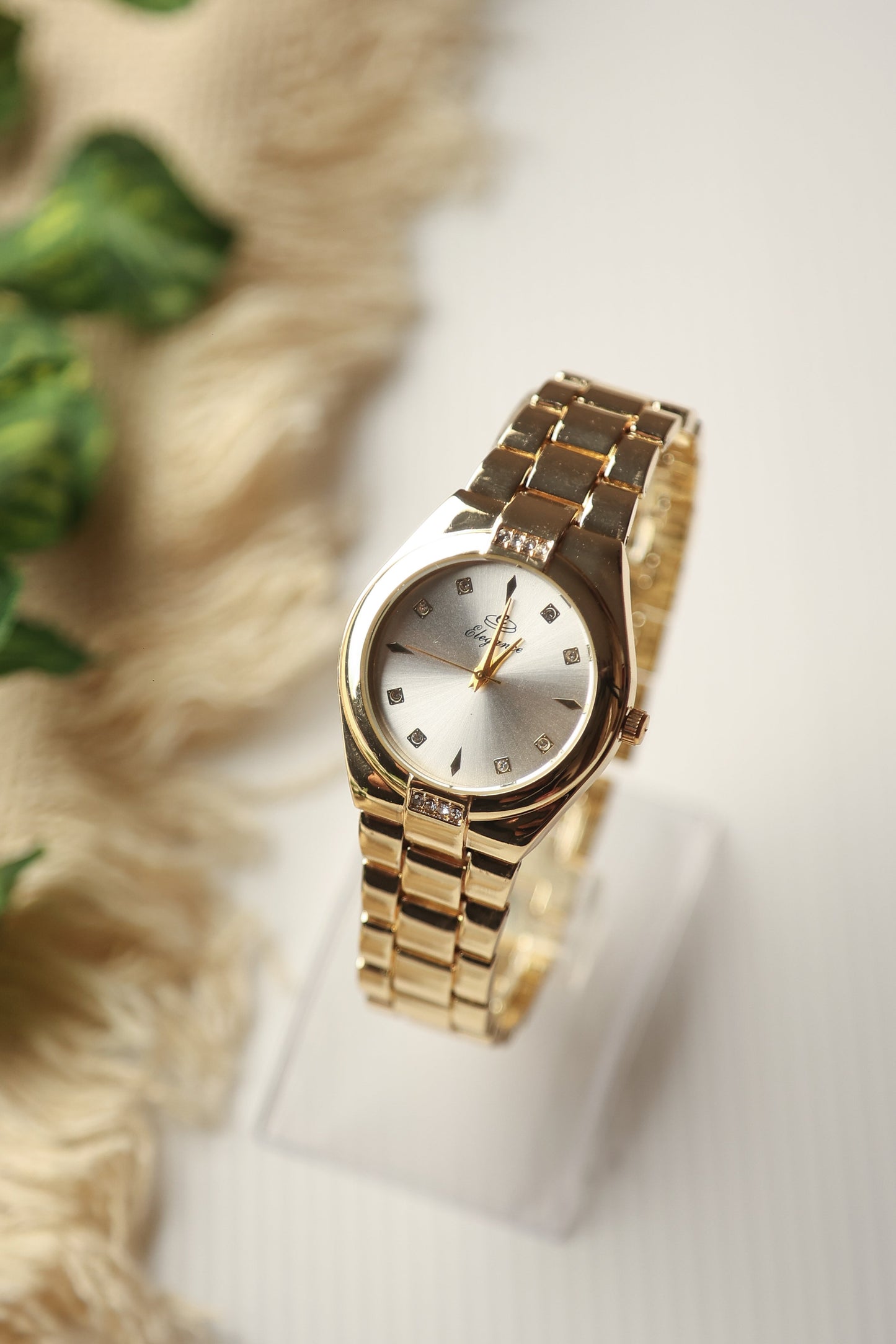 Elegance Round Gold