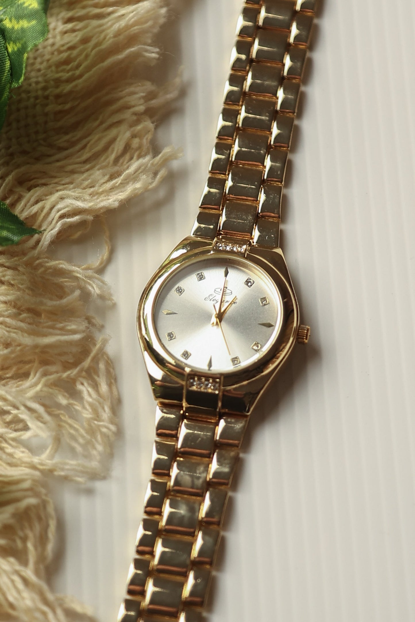 Elegance Round Gold