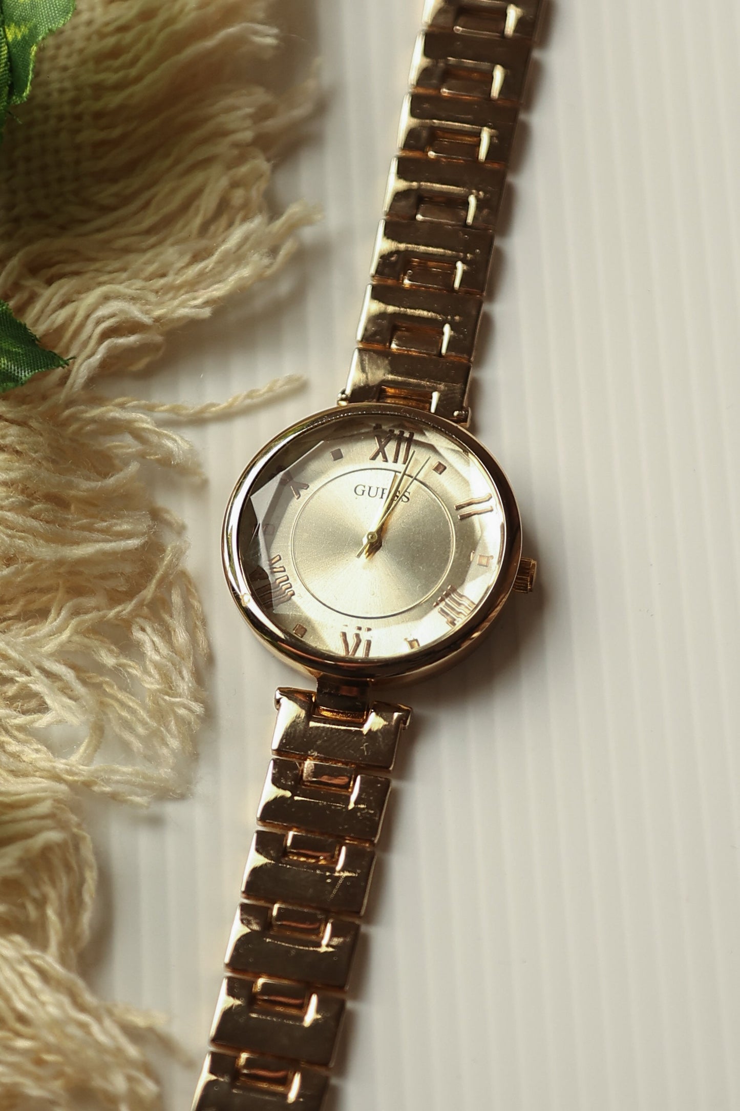 Guess Roman Gold
